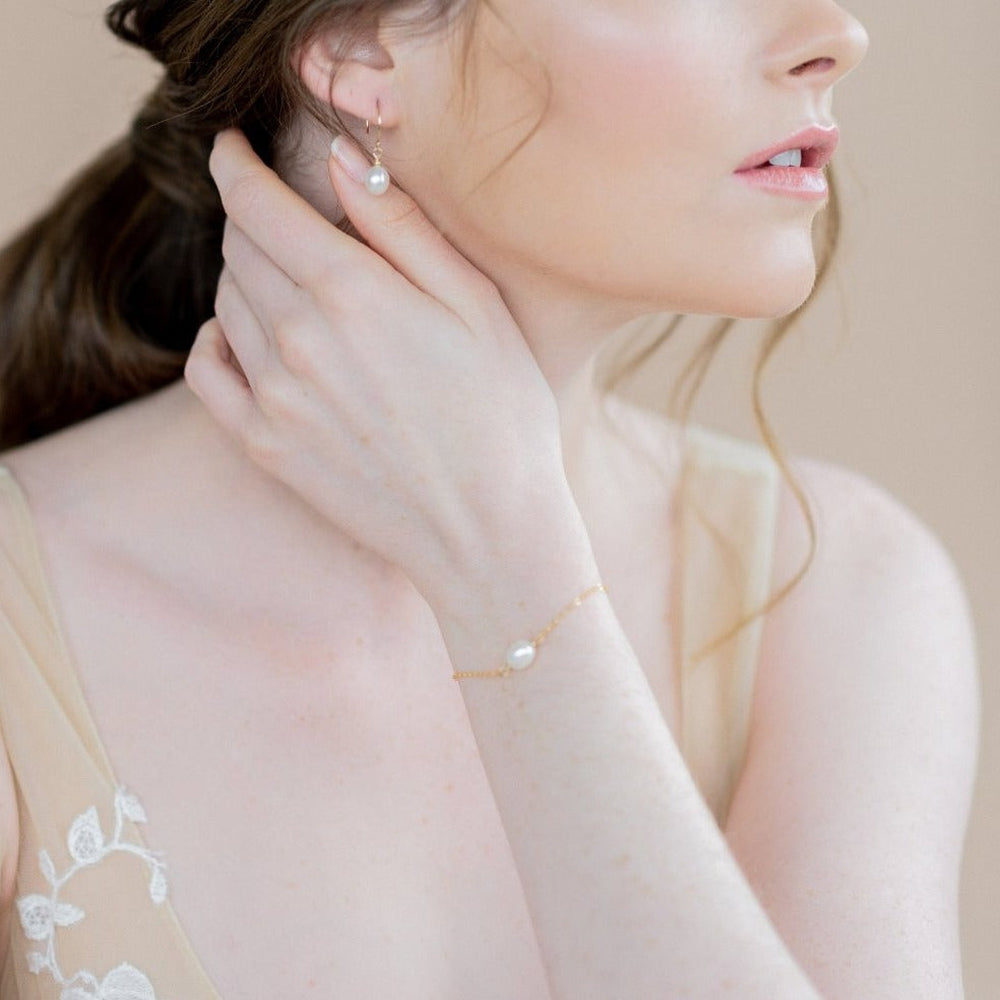 single oval freshwater pearl bridal bracelet for weddings handmade in toronto canada by blair nadeau bridal